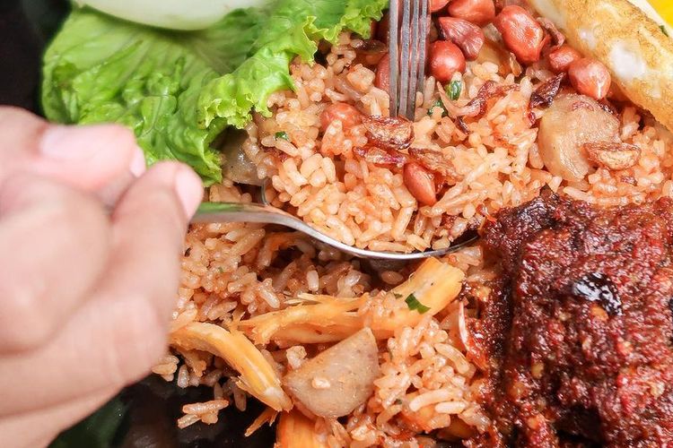 Nasi Goreng BSJ: Rasa yang Menggigit Jiwa Cilacap